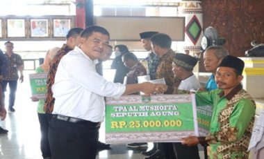 Bupati lamteng hadiri Pembinaan dan Penyerahan Bantuan Hibah Kepada Kelompok Masyarakat dan Lembaga Keagamaan