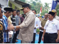 Bupati Lamteng, Musa Ahmad menyerahkan bantuan pasca bencana angin puting beliung di Kecamatan Anaktuha,