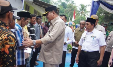 Bupati Lamteng, Musa Ahmad menyerahkan bantuan pasca bencana angin puting beliung di Kecamatan Anaktuha,