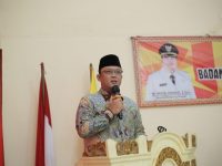 WABUP LAMTENG ARDITO WIJAYA SERAHKAN SK KENAIKAN PANGKAT PNS DIAULA KANTOR BPKSDM KABUPATEN LAMPUNG TENGAH