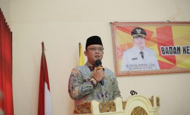 WABUP LAMTENG ARDITO WIJAYA SERAHKAN SK KENAIKAN PANGKAT PNS DIAULA KANTOR BPKSDM KABUPATEN LAMPUNG TENGAH